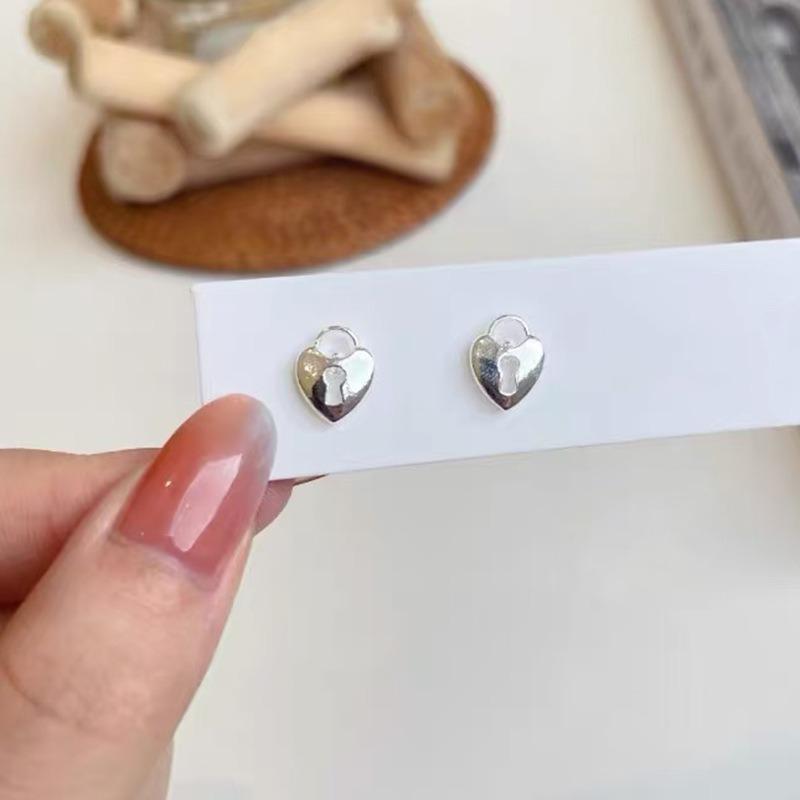 Raising Ear Holes, Small Stud Earrings for Women, Simple, Sweet, Small and Fresh Earrings, Niche Design, Versatile Earrings