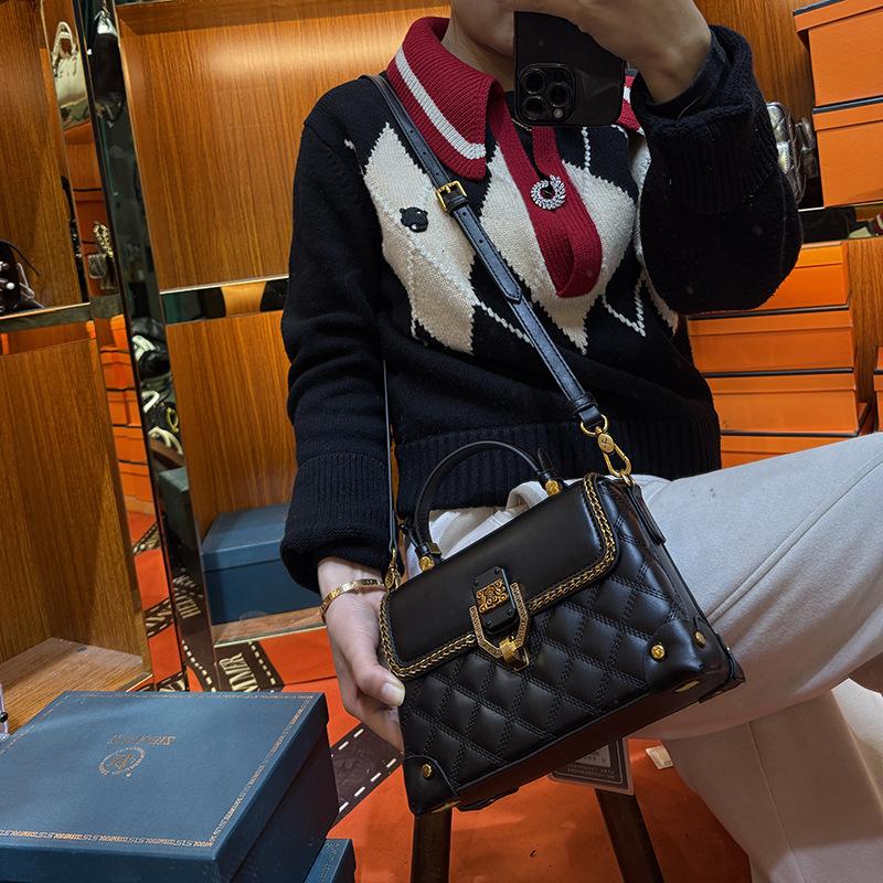 Leather Diamond-shaped Hand-held Small Bag, A Niche and High-end Single-shoulder Crossbody Small Square Bag for Autumn and Winter