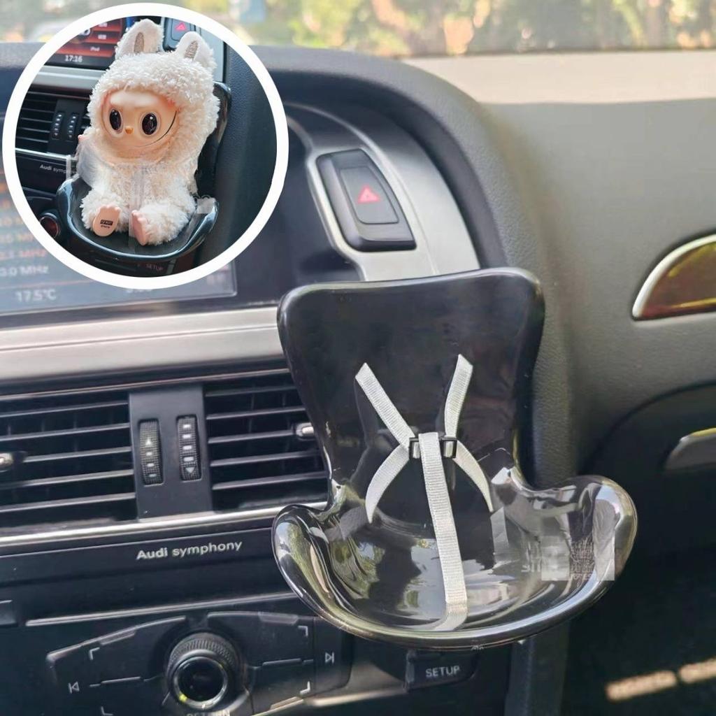 Suport Figurina Mașină Labubu - Se Prinde pe Gura de Ventilație, Se Potrivește Tuturor Păpușilor, Dublează Drăgălășenia