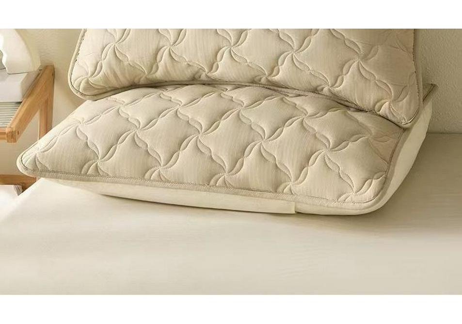 Quilted Anti-Dirt Pillowcase: Oil, Dirt & Saliva Resistant, Machine Washable, Ideal for Home/Dorm.