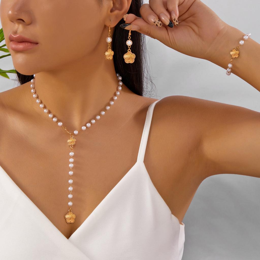 Elegant Ladies Jewelry Pack With Geometric Flower Shape Designs And Pearl Accents For Daily Wear