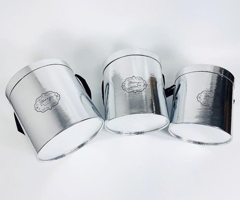 Набор из трех круглых цветочных коробок: Ручные цилиндрические подарочные коробки больших, средних и малых размеров для композиций из живых цветов и букетов из роз.