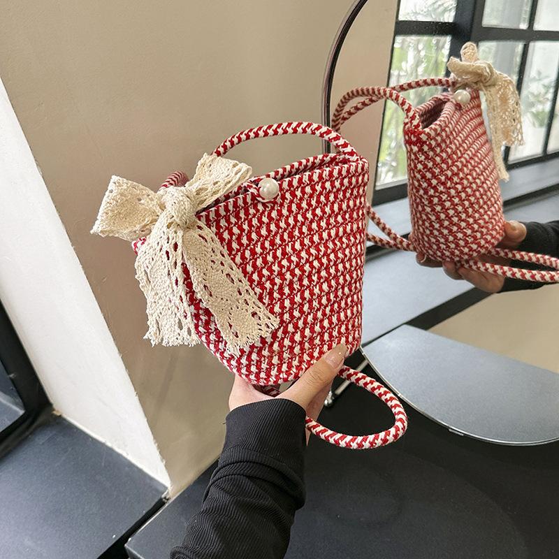 

2025 новый шелковый шарф с жемчужной пряжкой женская сумка ручной работы сумка-мессенджер пляжная фэн-шуй сумка-ведро соломенная сумка No ribbon added красный