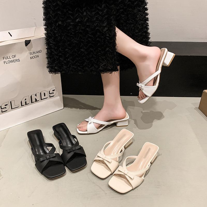New square-headed open-toed cool slippers for women are beautiful, and thick-heeled slippers are worn outside the back of the bow.