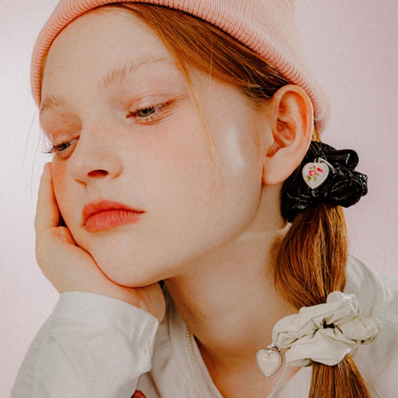 Mellotory Glossy Heart Charm Scrunchie (4 Colors)