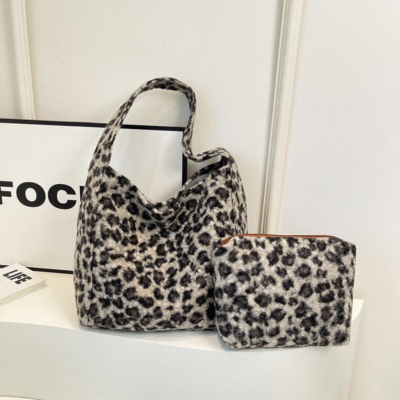 New autumn and winter textured flannel bag large capacity underarm shoulder bag ins wind mother bag solid color autumn and winter female tote