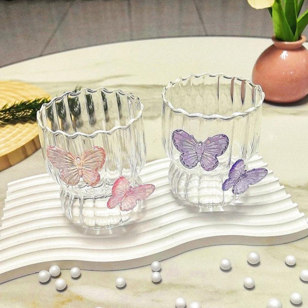 Bicchiere Decorato Artisticamente con Farfalla, Embossing e Funzionale per Migliorare l'Attrattiva Visiva e l'Uso con Bevande Calde