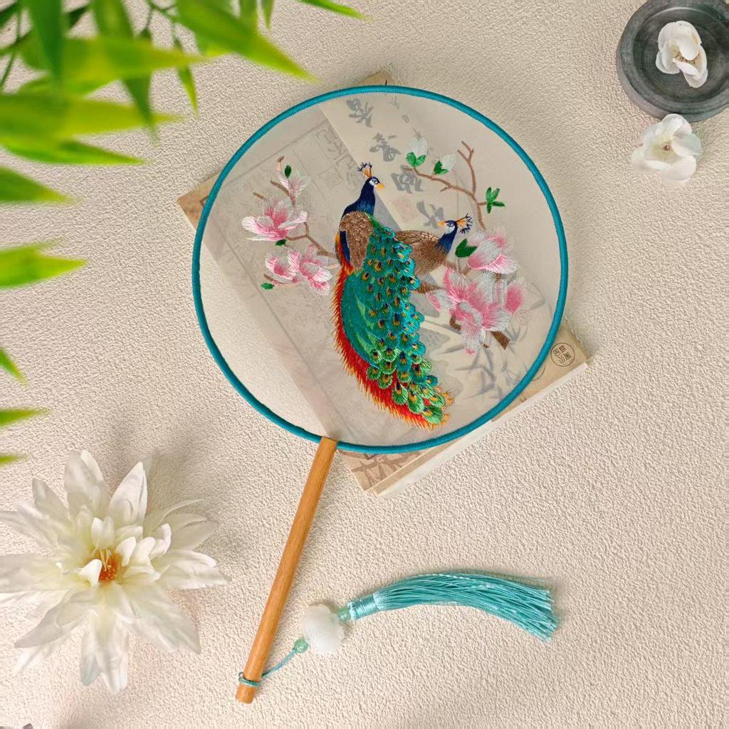 Klassischer doppelseitig bestickter Pfauenfächer - Traditionelles rundes Suzhou Hanfu Tanzaccessoire
