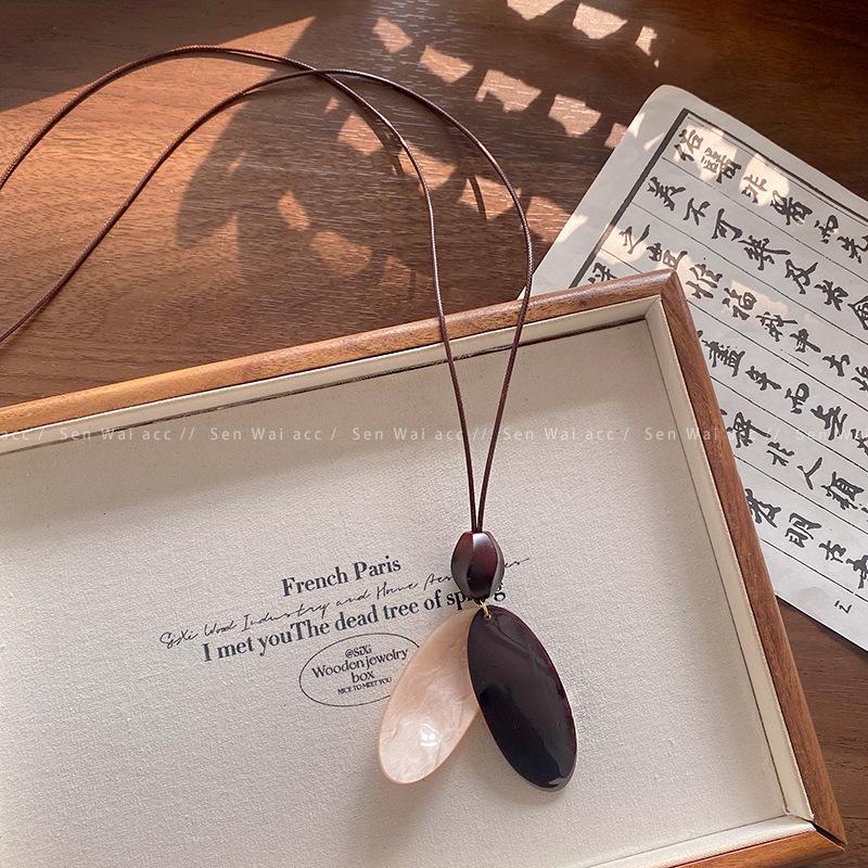 Autumn and winter Maillard coffee color smudge long necklace sweater sweater chain accessories