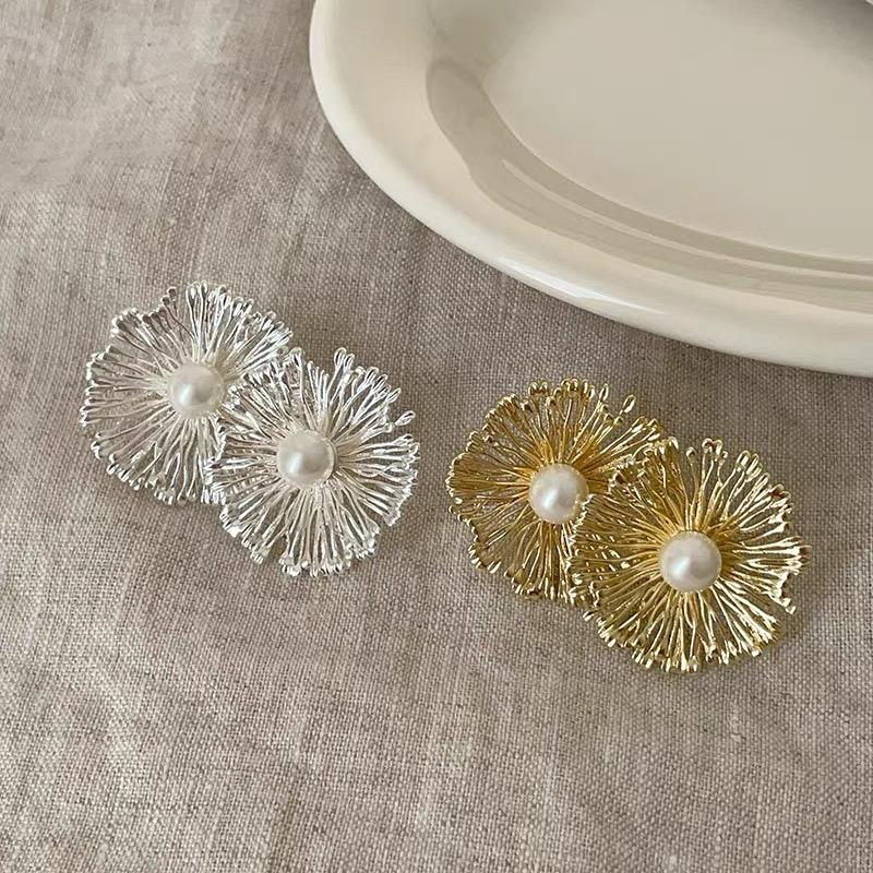 Exaggerated Metal Irregular Flower Stud Earrings For Women Fashion Pearl Hollow Earrings Personality Party Jewelry Party Gifts