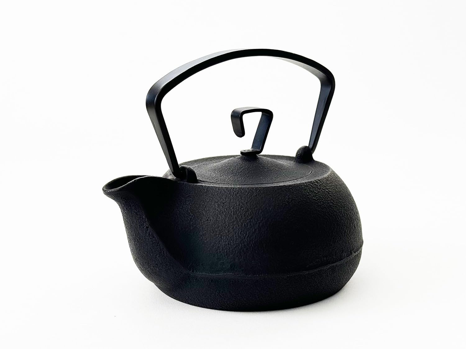 

Nanbu Iron Teapot TETSUBIN KETTLE Ichiudo Cast Iron Compatible with 200V IH Cooktops [0.7L Kettle] (Black Finish)