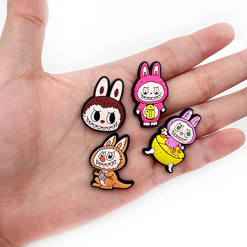 18 ks Labubu Populární Roztomilá Série PVC Přívěsek na Boty Ozdoby na Boty Doplňky