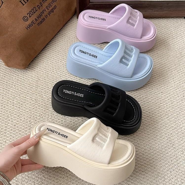 The slope heel is heightened and versatile, the open-toed cool slippers are worn outside women's shoes in the summer of 2025, and the new small man ha