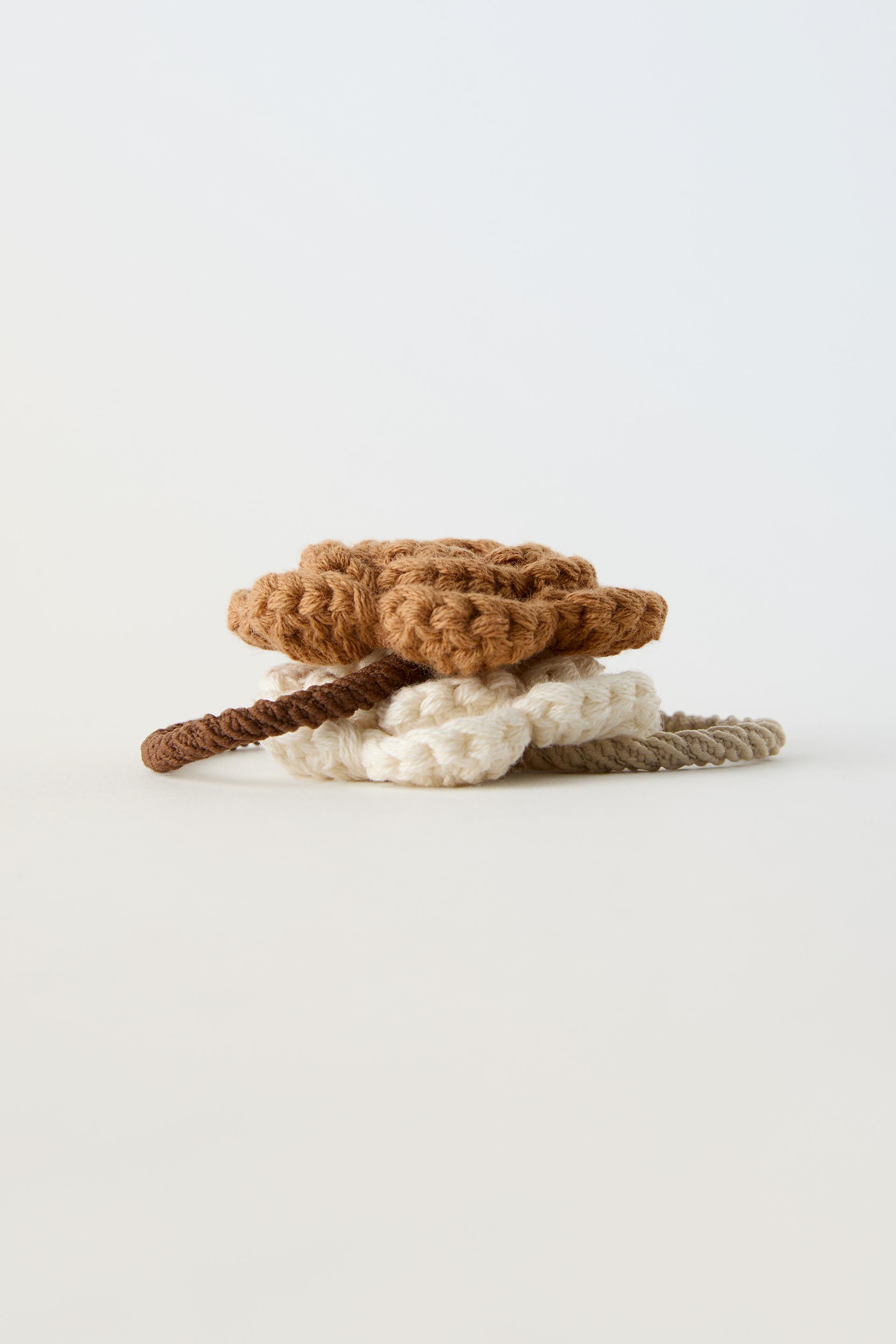 

НАБОР 2 РЕЗОЧКИ ДЛЯ ВОЛОС С ЦВЕТОЧНЫМ ВЯЗАНИЕМ КРЮЧКОМ