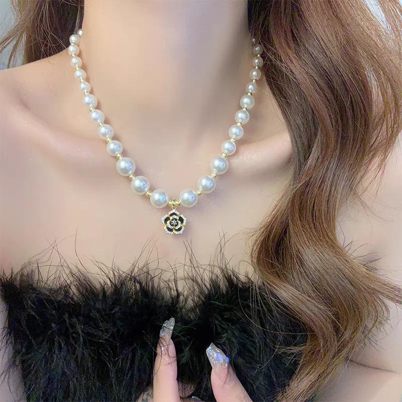 Elegancki naszyjnik z kokardą z pereł: Luksusowy łańcuszek obojczykowy ze stopu z niszowym wzorem