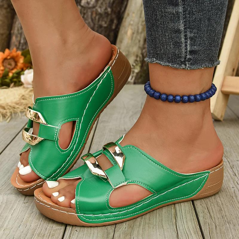 

Тапочки на платформе с металлическим декором для женщин 2025 года, летние легкие босоножки на танкетке, женские, большого размера, удобные, нескользящие, пляжные шлепанцы 43 зелёный