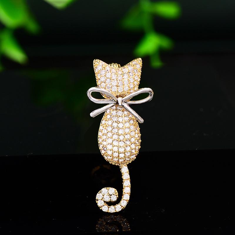 Cute Kitten Brooch: Japanese & Korean Design with Micro-Inlaid Zircon, Two-Tone Electroplated Pin.