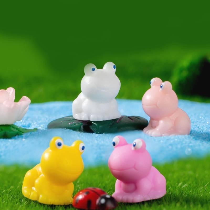Adorable Matte Blue-eyed Frog Resin Miniature For Creative Terrariums And Fairy Gardens