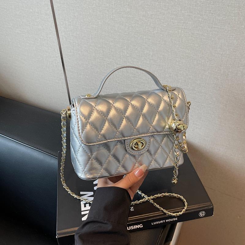 

Портативная маленькая квадратная сумка женская новая летняя легкая роскошь нишевый дизайн высококлассная цепочка сумка через плечо серебряный