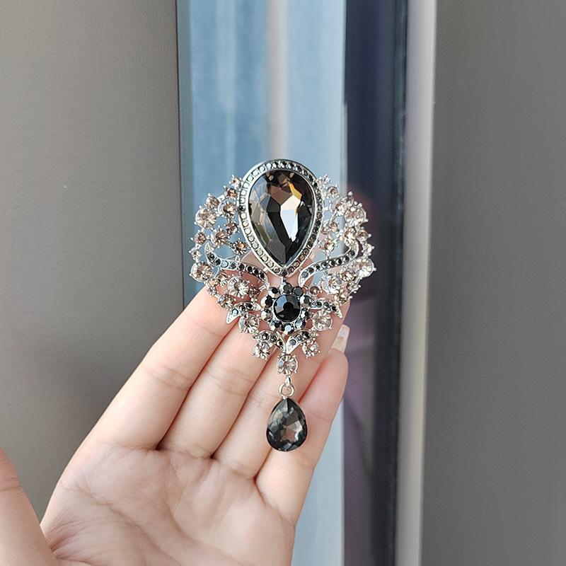 Retro Popular Crystal Big Water Drop Pendant Brooch Temperament Exaggerated Rhinestone Corsage Pin Clothing Accessories Women