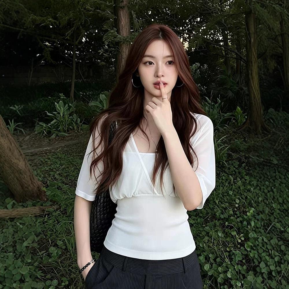 Fake two V-neck bat short-sleeved top with waist vertical pattern waist and thin design Korean short versatile white T-shirt