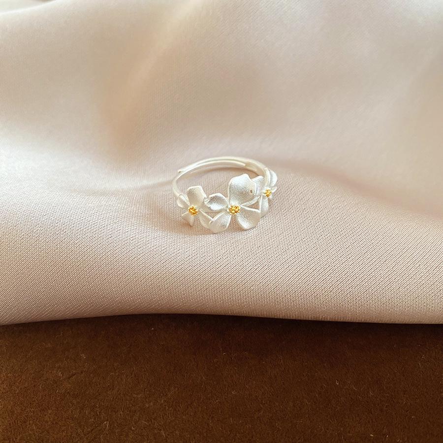 Elegant Floral Open Ring: Versatile Fashion Statement for Women