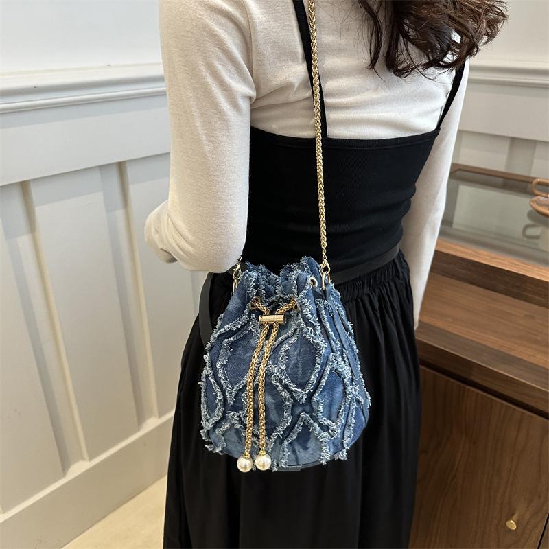 Niche design bucket bag spring and summer new drawstring burr women's bag messenger bag fashionable and simple shoulder bag