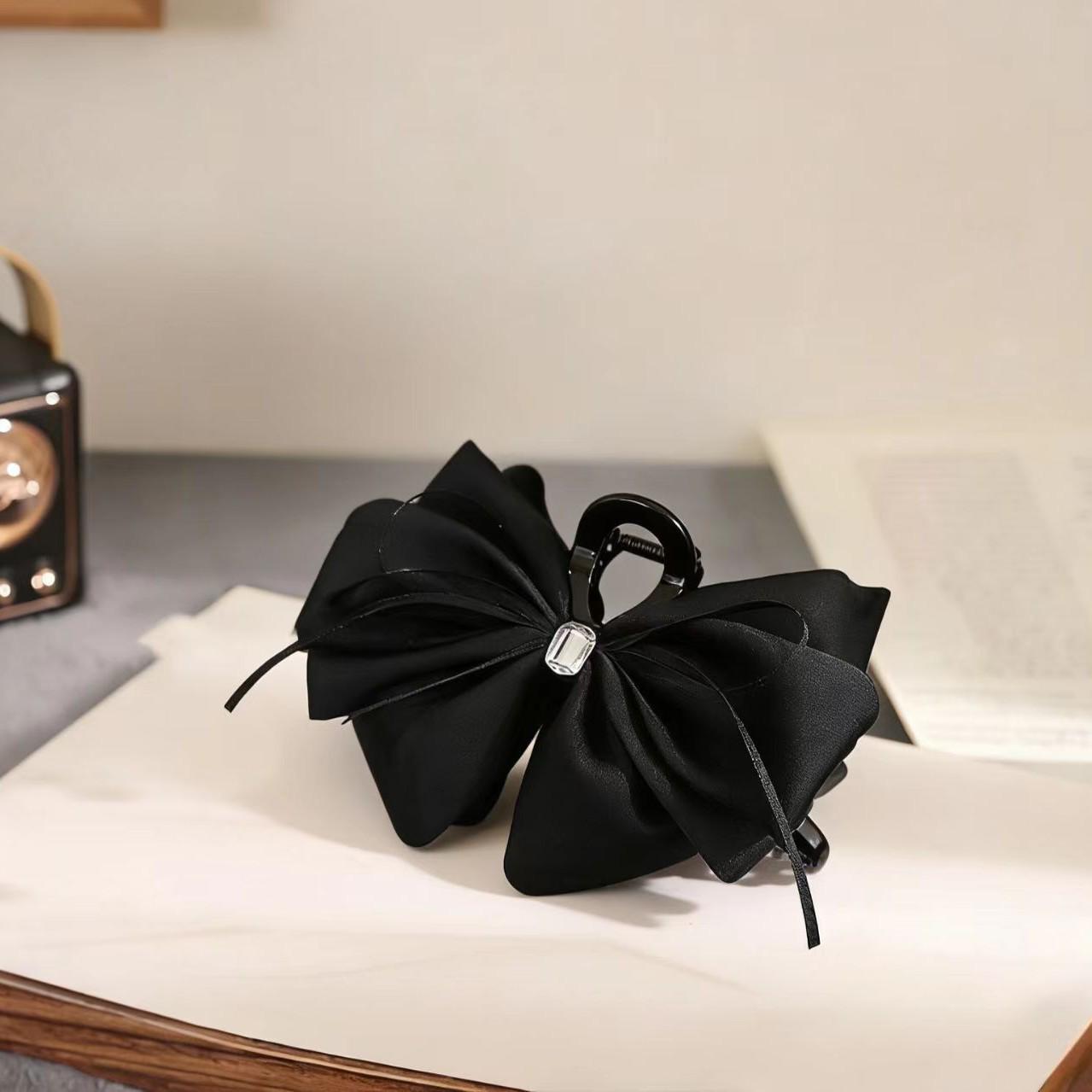 Cloud Satin Black Bow Hair Clip: High-Quality Large Claw Clip in 3D Fabric Design for Women, Light Luxury Hair Accessory.