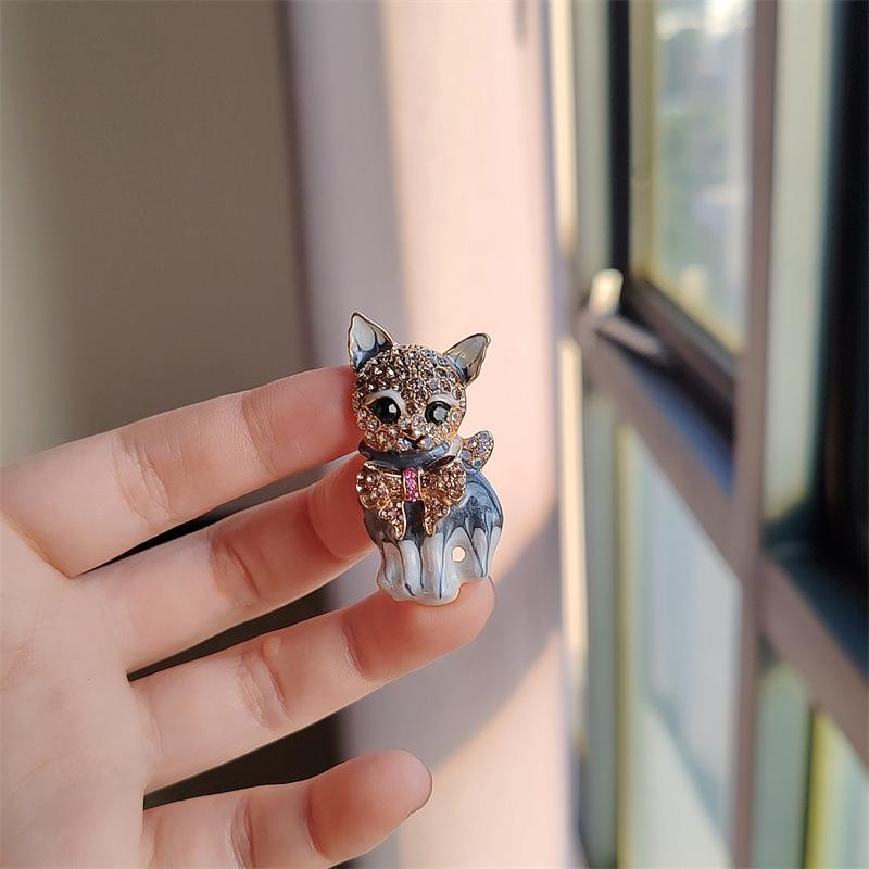 Cute Luxury Enamel Cat Brooches for Women Fashion Rhinestone Elegant Kitty Brooch Pin Crystal Animal Pins Jewelry Accessories