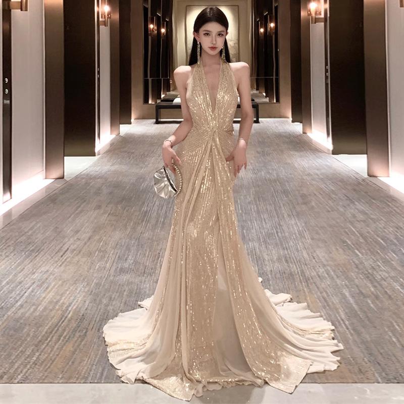 

Знаменитое блестящее платье с вырезом «рыбий хвост» и пайетками S