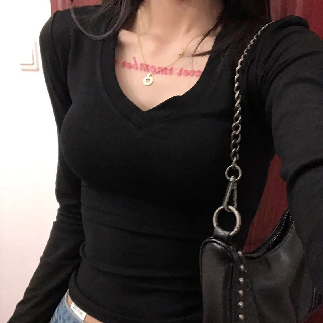 

Черная велюровая футболка с V-образным вырезом, облегающего кроя, с длинным рукавом для женщин M (40-50 kg)