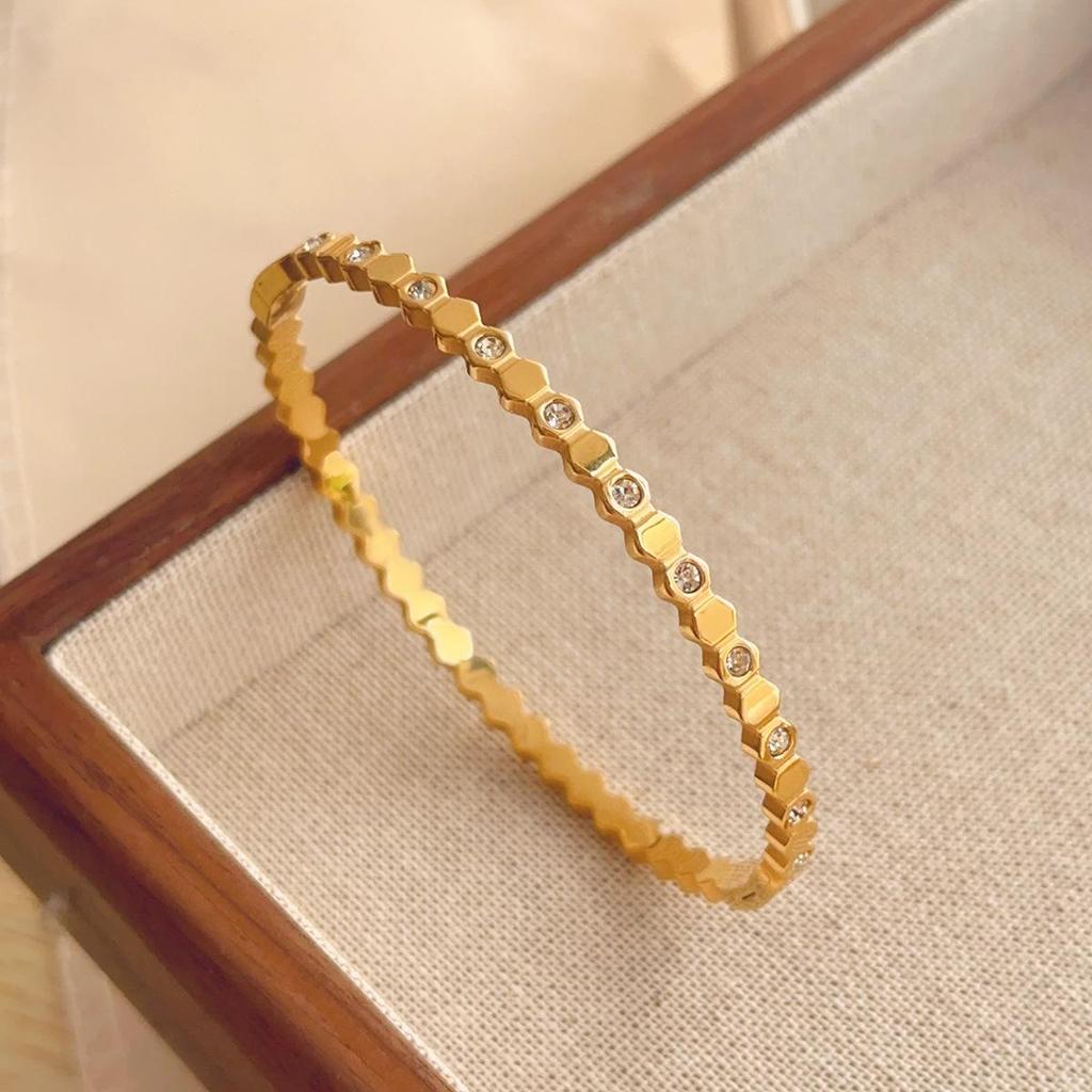 Luxusní dámský náramek z titanové oceli se zirkony a akcenty z bílé perleti