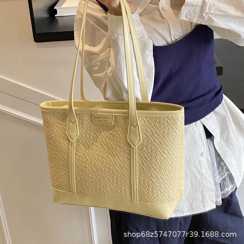 Korean version of urban simple large-capacity shoulder bag 2025 new spring texture underarm bag fashionable casual tote bag