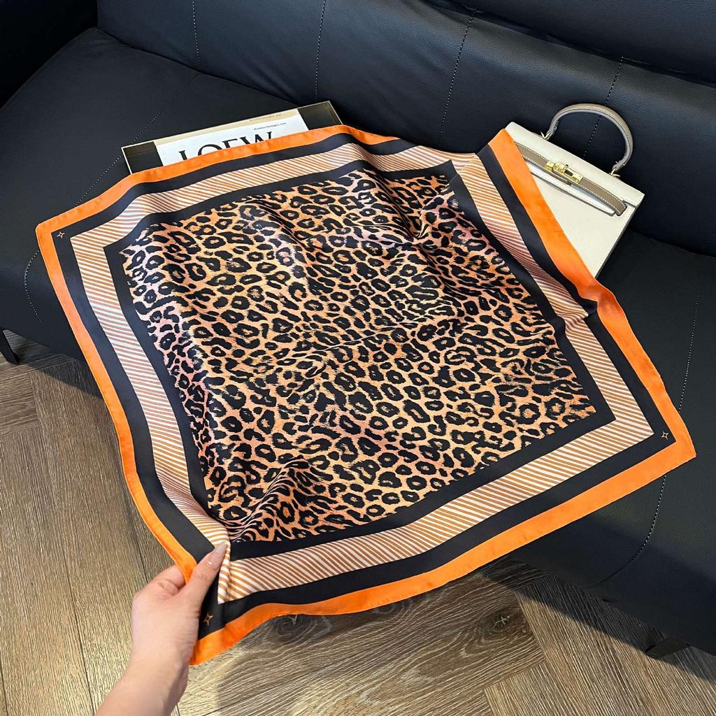 Simulated silk women's small square scarf, Korean cashew nut leopard print small silk scarf, headscarf, four-season scarf, professional scarf.