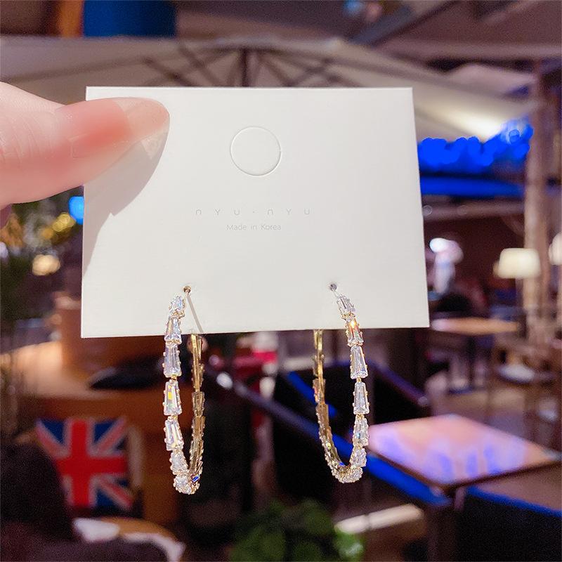 

Новые атмосферные серьги-кольца с кисточками, персонализированные серьги для Европы и США, стильные серьги с бриллиантами.