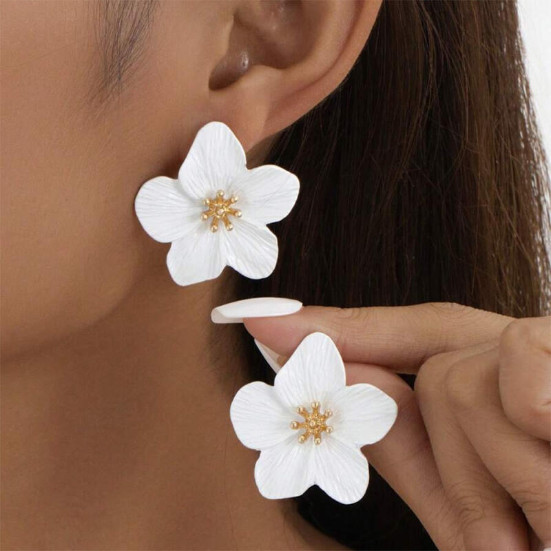 Sweet Fresh White Metal Flower Drop Earrings for Women Elegant Super Fairy Dangle Earrings Jewelry Party Jewelry Accessories