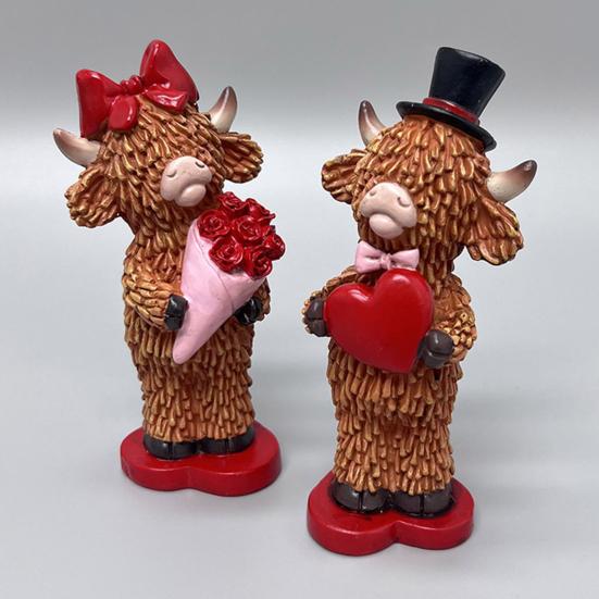 Valentine's Day Couple Highland Cow Figurine Holding Rose Love Heart Highland Cattle Resin Statue Wedding Decoration Romantic Gift