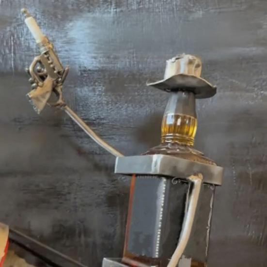 Metal Skeleton Wine Bottle Holder Steampunk Style Skull Coke And Wine Bottle Stand for Whiskey Beer Gothic Halloween Home Decoration