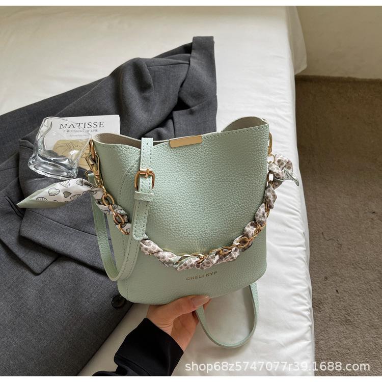 

Bucket women s bag 2025 new niche fashion shoulder messenger bag high sense large capacity solid color simple armpit bag зелёный