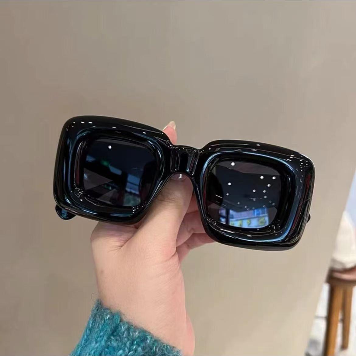 

Забавные квадратные солнцезащитные очки в форме сердца для женщин, модный аксессуар с защитой UV375 чёрный