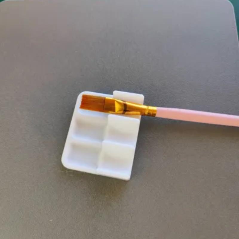 A Plastic Brush Holder with A Polished Surface That Is Easy To Clean, Portable, and Space-Saving. It Is Suitable for Watercolor, Oil