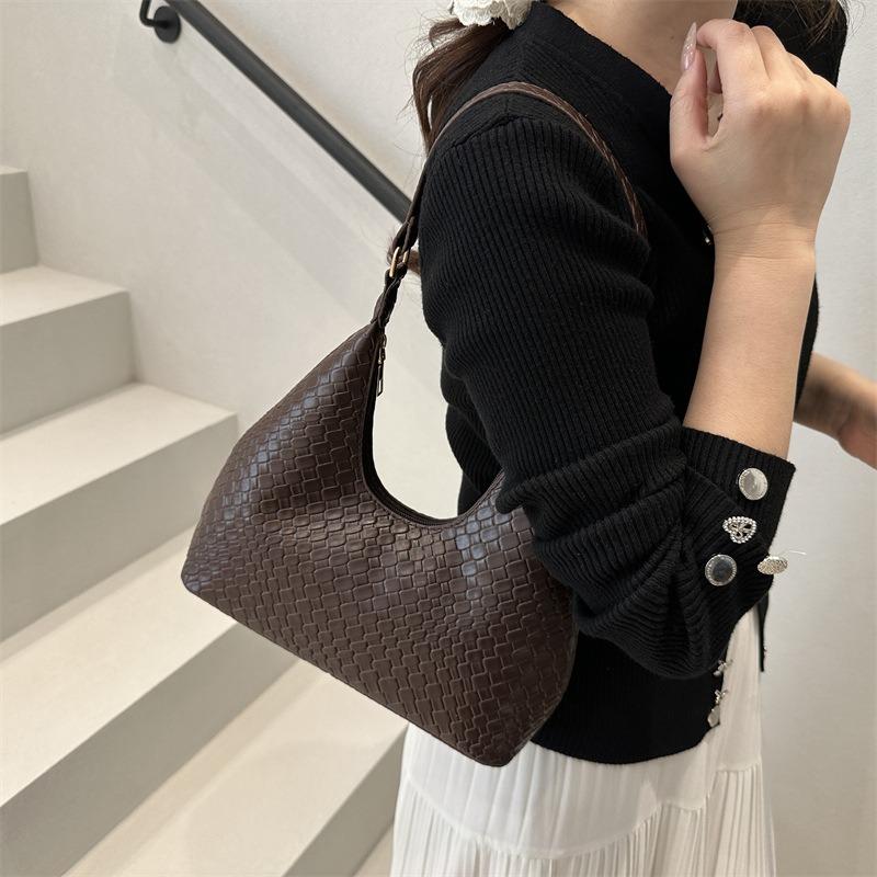 Summer new retro simple casual versatile high texture temperament atmospheric portable shoulder underarm bag women