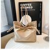 Contemporary Versatile Tote Bag For Casual Outfits With Spacious Design And Sleek Zipper Closure