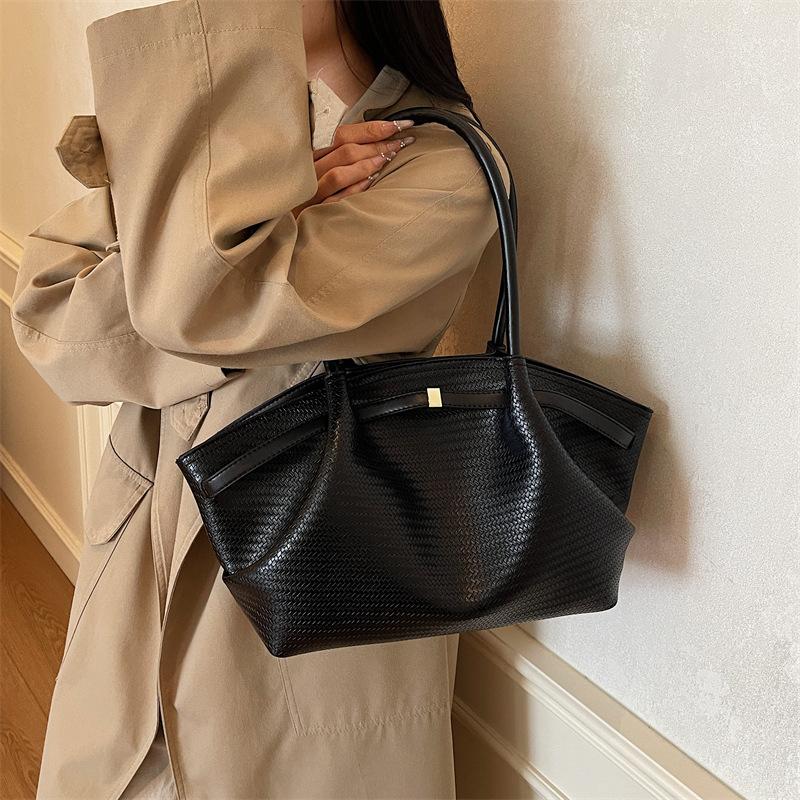 

Large capacity retro underarm bag women s new fashion pleated cloud shoulder bag casual commuter tote bag чёрный