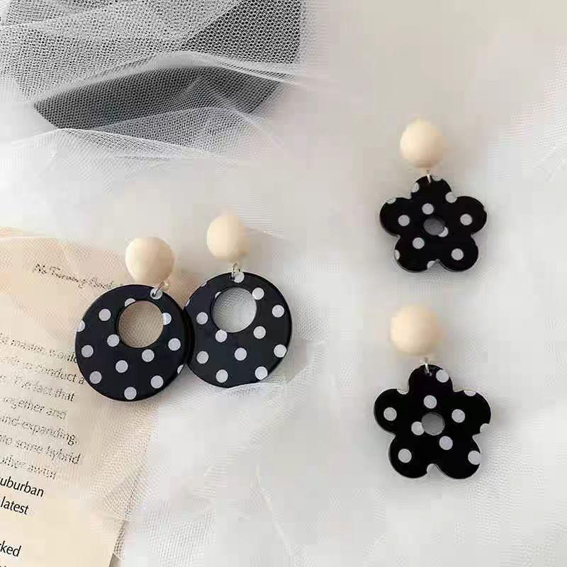 Retro Hong Kong style simple black and white polka dot flower earrings geometric oval temperament earrings fashionable personalized versatile earrings