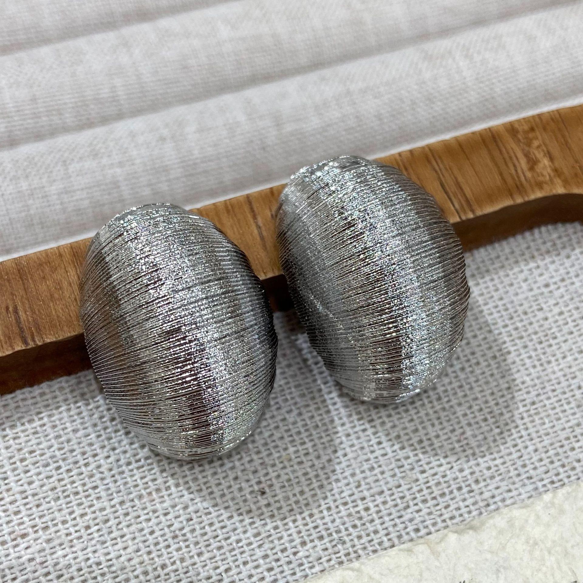 

Light Luxury High-End Metal Thread Stud Earrings Women S Fashion Versatile Cold Wind Earrings Exaggerated Personality Earrings