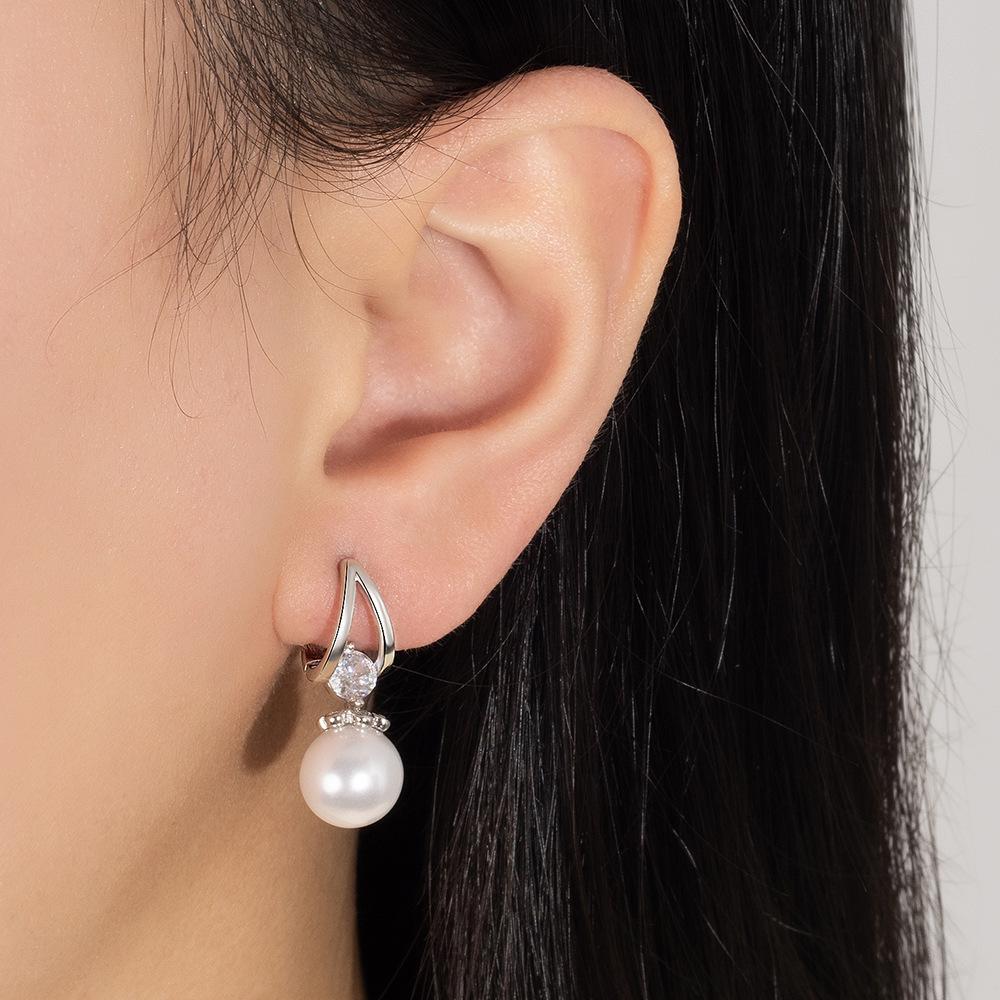 French Retro Rhinestone Faux Pearl Earrings - Unique Design, High-End Accessory.
