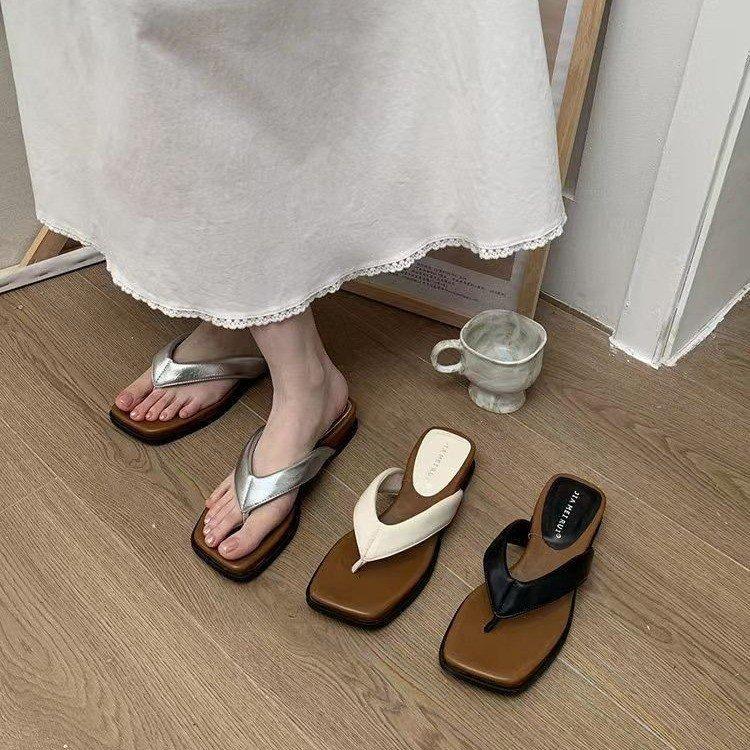 Französisches Temperament ist wunderschön, mit Röcken, lässigen Keilabsätzen, Flip-Flops, Zehen, Sandalen und Damen-Sommerbekleidung exquisit und vielseitig.