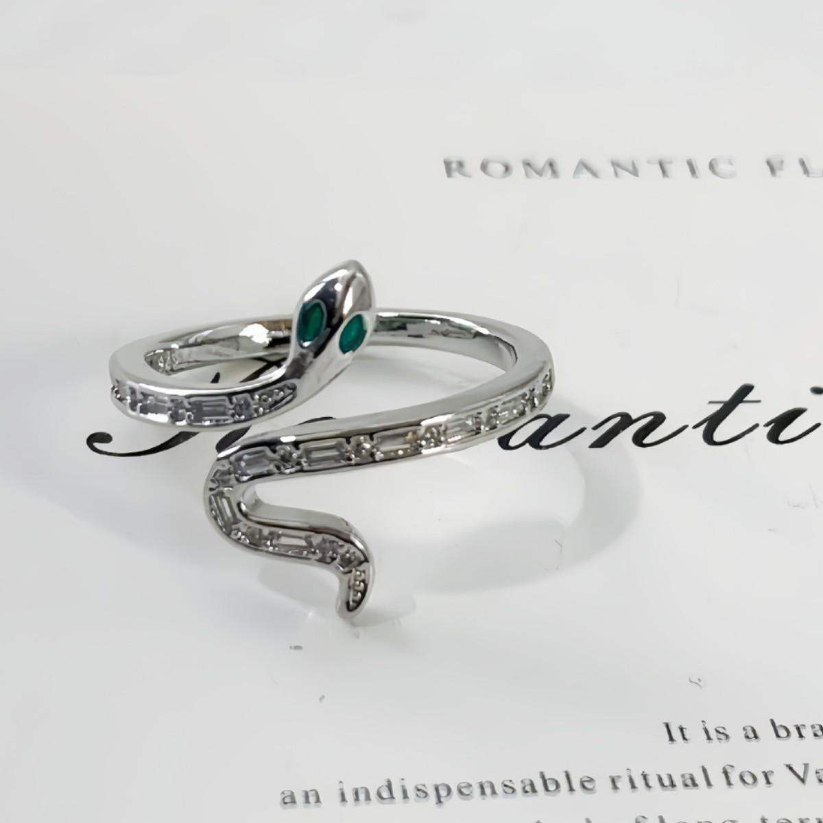 Кольцо-открывашка ретро из белого золота  Год Змеи  с инкрустированным камнем белого золота