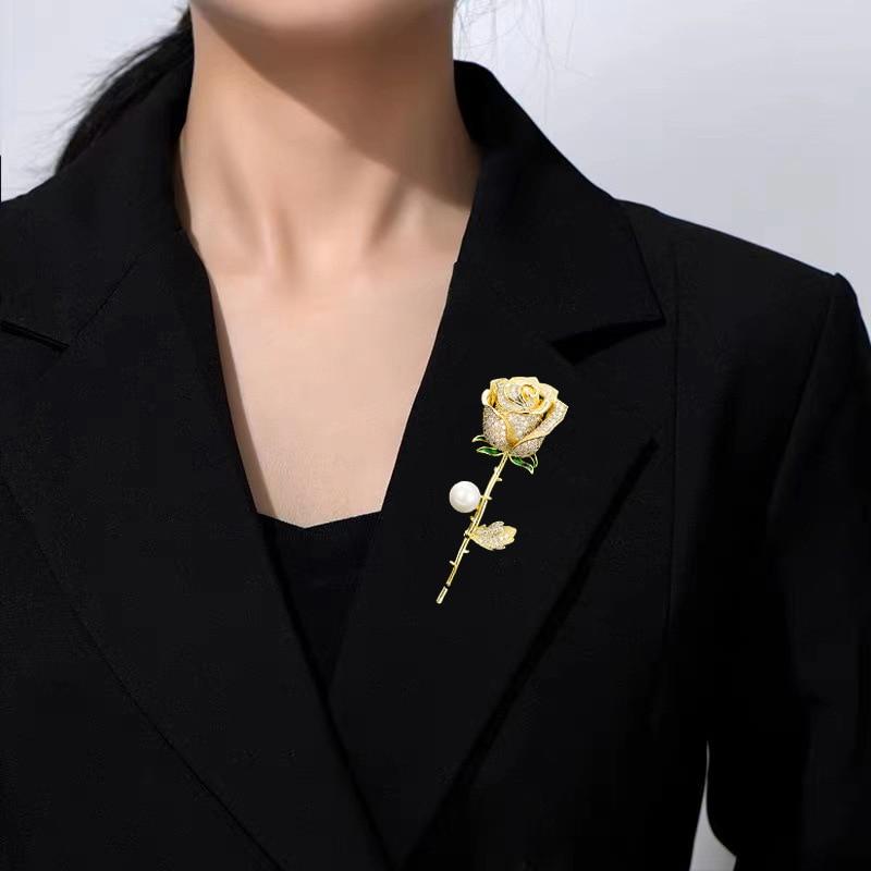 Pinkdudu Móda 2023 Luxusná zlatá ružová brošňa Romantická očarujúca zirkónová brošňa s imitáciou perly v tvare kvetu pre ženy PD1271